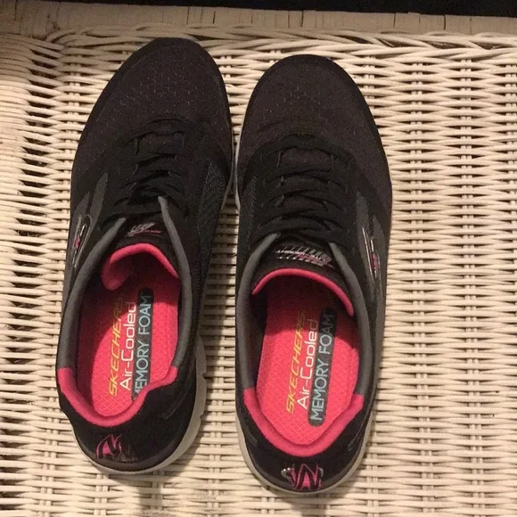 Size 7 Skechers air-cooled memory foam shoes - Picture 1 of 4